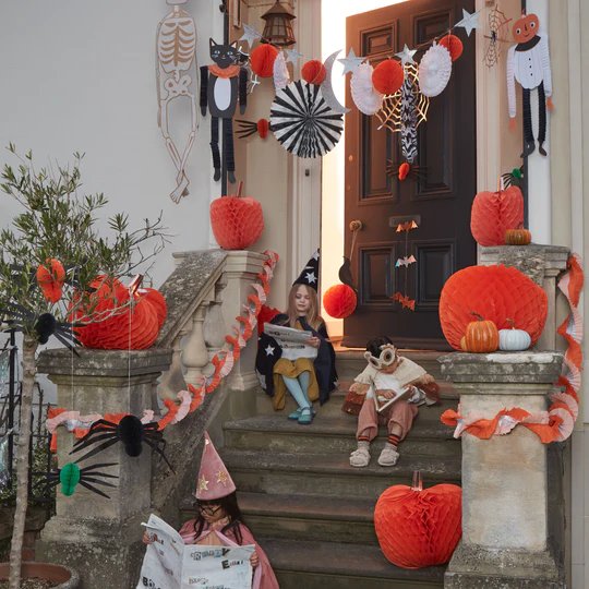 Papierkürbise und Girlanden für die Halloween Party