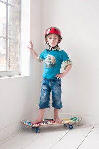 Kinder Fahrradhelm rot mit aufgedruckter Motoradbrille
