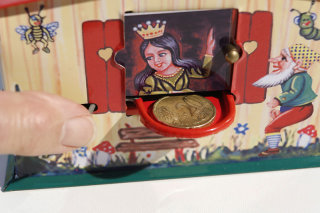 Spardose Snow white aus Blech, Münze wird von dem Märchenhäuschen eingesammelt wenn man an das Fenster klopft