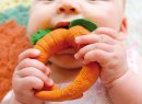 Carrot, Beissring aus Naturkautschuk in Form einer...