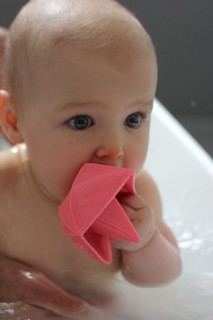 Origami Boot aus Naturkautschuk zum Beissen und für die Badewanne pink pink
