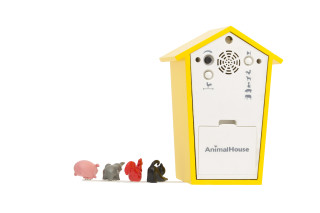 Kookoo Animal house - eine Wanduhr für´s Kinderzimmer mit verschiedenen Tierlauten Animal House gelb