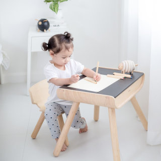 Plantoys Kindertisch mit Tafeloberfläche & Stuhl aus Massivholz