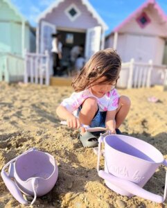 Sandkasten Eimer aus weichem Silikon von Scrunch