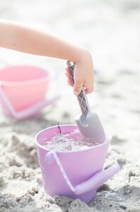 Sandkasten Eimer aus weichem Silikon von Scrunch