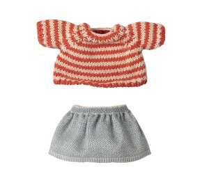Strickpullover und Rock, Große Schwester Maus