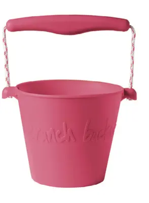 Kirschroter Sandkasten Eimer aus Silikon von Scrunch ab 1 Jahr