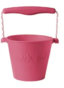 Kirschroter Sandkasten Eimer aus Silikon von Scrunch ab 1...