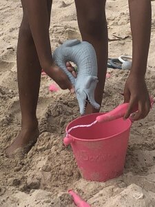 Kirschroter Sandkasten Eimer aus Silikon von Scrunch ab 1...